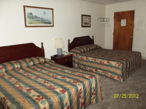 una habitación de hotel con 2 camas y una lámpara en Clearview Motor Inn, en Hanover
