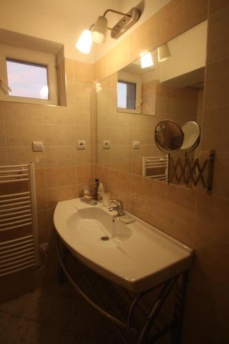 Hotel CITY **** Galanta في غالنتا: حمام مع حوض ومرآة
