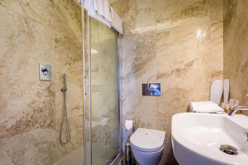 een badkamer met een douche, een toilet en een wastafel bij La Torre dei Salterelli in Florence