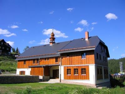 um grande edifício com uma torre em cima em Penzion Pupík em Kašperské Hory