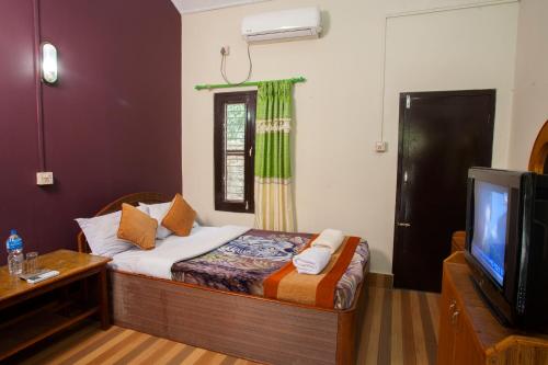 เตียงในห้องที่ Sauraha Resort