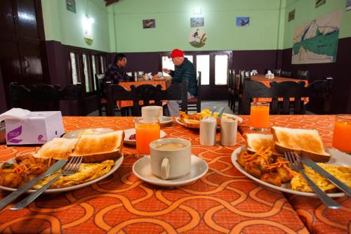 een tafel met borden eten erop bij Sauraha Resort in Sauraha