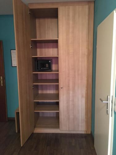 a cupboard with a microwave in a room at Hotel - Restaurant Valley Rose in Vienna