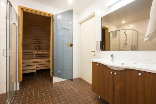 Kylpyhuone majoituspaikassa Pietarsaaren Kaupunginhotelli