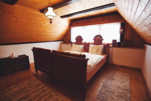 1 dormitorio con 1 cama en una habitación con ventana en Paul's country house | region Donovaly, en Horná Turecká