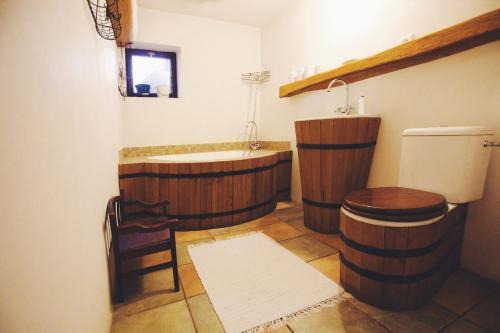y baño con bañera de madera y aseo. en Paul's country house | region Donovaly, en Horná Turecká
