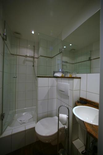 a bathroom with a toilet and a sink at Hotel Gutenberg in Westerland (Sylt)