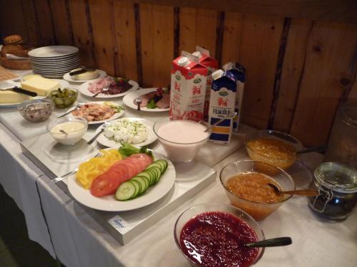 a table with plates of food on a table at KynnefjällsNatur in Hedekas