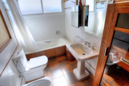 サン・フェリウ・デ・ギホルスにあるB24153 Ed. Marinadaのバスルーム(トイレ、洗面台、バスタブ付)