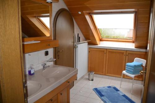 uma pequena casa de banho com um lavatório e uma janela em Ferienwohnung Margit em Deiningen