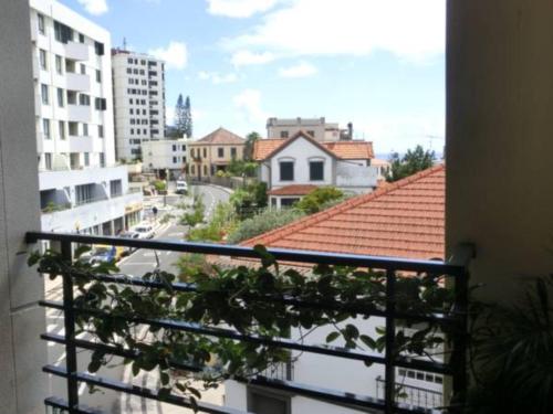 フンシャルにあるApartament Ladeira Centroの通りや建物の景色を望むバルコニー