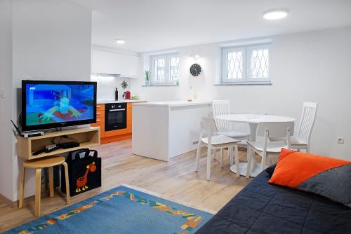 Uma televisão e/ou sistema de entretenimento em Apartments Your Colourful Ljubljana Home