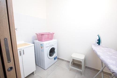 a laundry room with a washer and a washing machine at Villino Enzo 350 mt Baia di Porto Frailis in Àrbatax