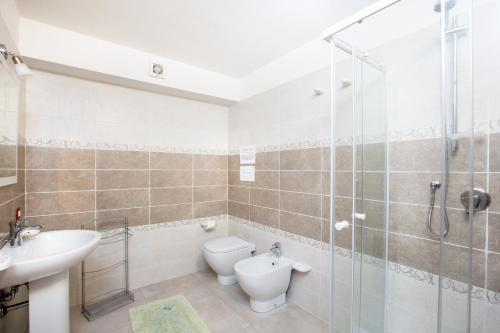アルバタックスにあるVillino Enzo 350 mt Baia di Porto Frailisのバスルーム(シャワー、トイレ、シンク付)