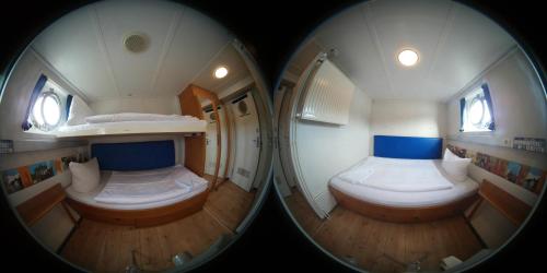 ベルリンにあるShipotel-Berlin GmbH, Shipotel Eastern & Shipotel Westernの小さな部屋(トイレ付)内の鏡2つ