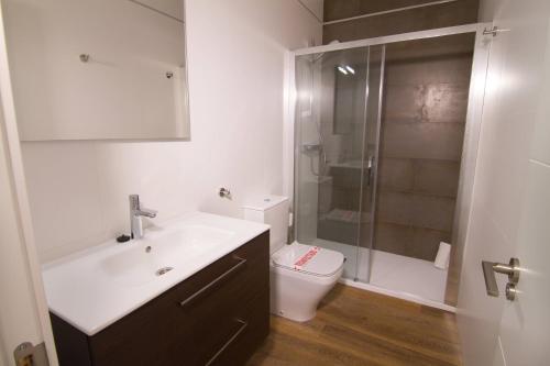 ネルハにあるHACIENDA 10B MENYBERのバスルーム(トイレ、洗面台、シャワー付)