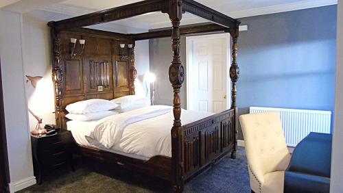 Un pat sau paturi într-o cameră la The Lion Hotel