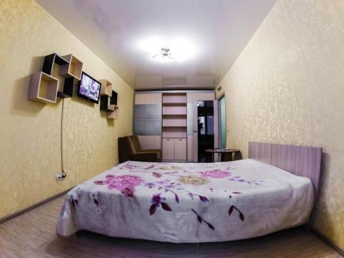 ペルミにあるApartments on Lenina 72Bのベッドルーム(ベッド1台、テレビ付)