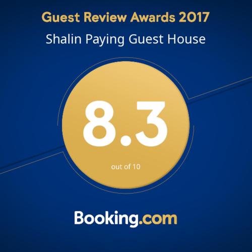 Certificado, premio, señal o documento que está expuesto en Shaleen Elegance Homestay Nakki Lake 400 meters