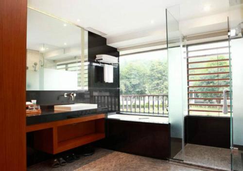 A bathroom at Baiyun Lakeside Hotel