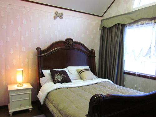 Un pat sau paturi într-o cameră la Mayfair Deneb Pension