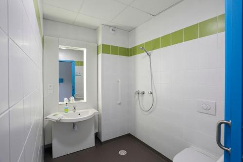 Kupaonica u objektu First Inn Hotel Blois