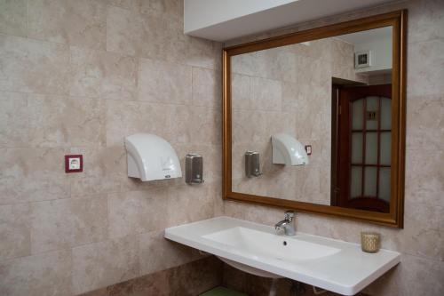 Ένα μπάνιο στο Red Hotel