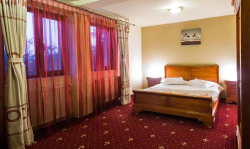 Ένα ή περισσότερα κρεβάτια σε δωμάτιο στο Red Hotel