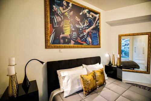 a room with a bed with a picture on the wall at DELUXE APARTMENTS - free parking in Drama