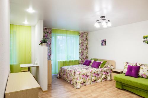 ヴォロネジにあるflat-all 49 Vesna однокомнатная квартира до 4 мест напротив ТРЦ Галерея Чижоваのベッドルーム(ベッド1台、緑のソファ付)