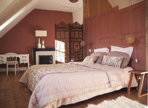 Un pat sau paturi într-o cameră la Domaine de la Jordanne - B&B