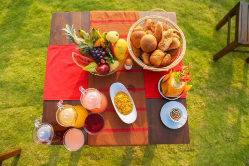 uma mesa de piquenique com comida e uma cesta de frutas em Crystal Resort Dickwella em Dikwella