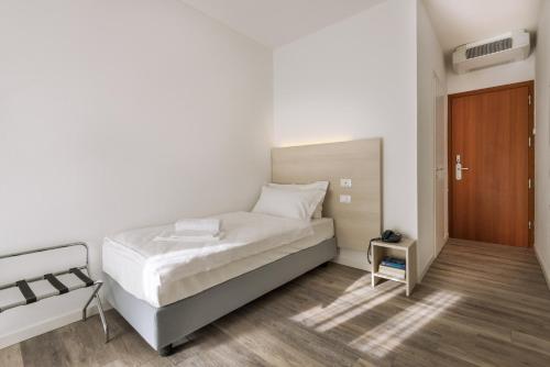 A bed or beds in a room at Hotel Internazionale Luino