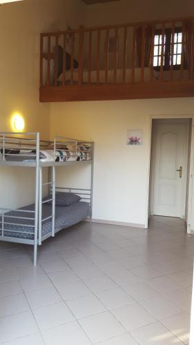 une chambre avec deux lits superposés dans une pièce dans l'établissement L'Abri d'Emilie, à Saint-Xandre