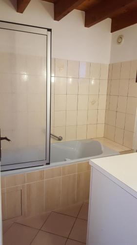 une salle de bain avec douche et baignoire dans l'établissement L'Abri d'Emilie, à Saint-Xandre