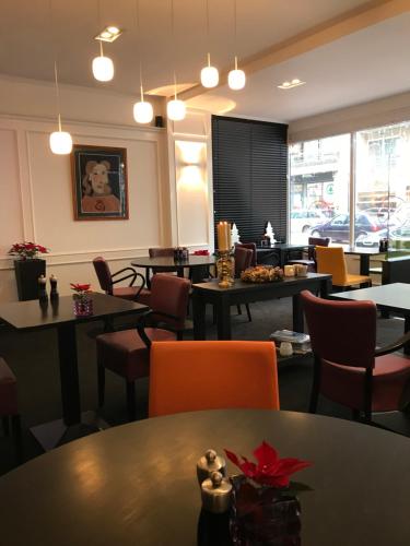 - une salle à manger avec des tables et des chaises dans l'établissement Hotel Honfleur, à Middelkerke
