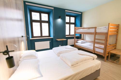Łóżko lub łóżka piętrowe w pokoju w obiekcie DREAM Hostel Lviv