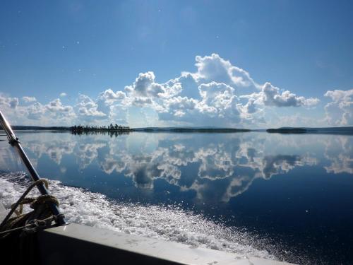 una barca sull'acqua con il riflesso del cielo di B&B Stoega a Bruges