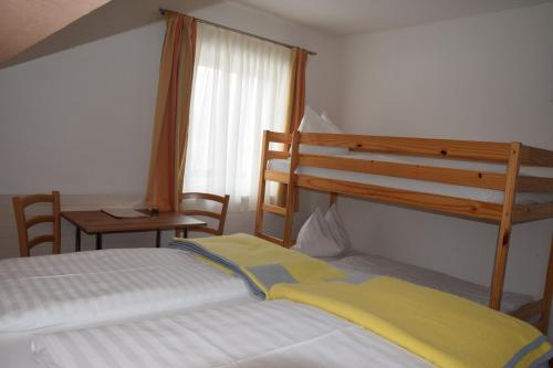 מיטה או מיטות קומותיים בחדר ב-Alpengasthof Eichtbauer
