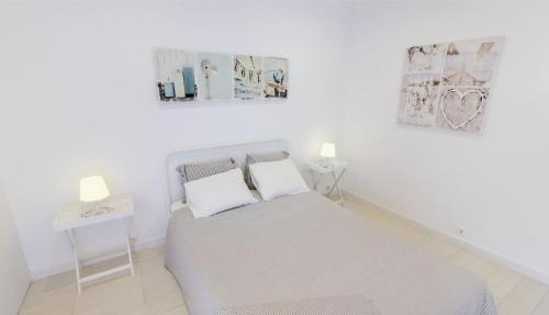 1 dormitorio blanco con 1 cama y 2 mesas en Stay Inn Albufeira - 303B Apartment, en Albufeira
