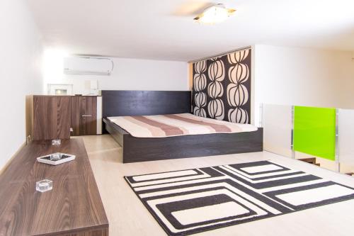 ブダペストにあるDesign Apartment Nyugatiのベッドルーム1室(ベッド1台、木製テーブル付)