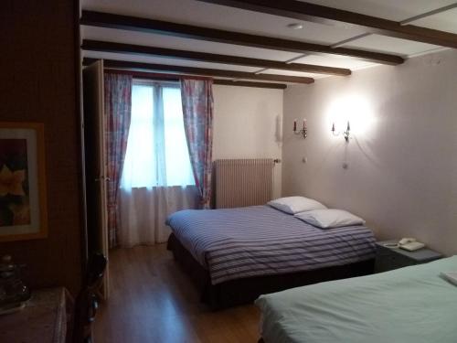 Postel nebo postele na pokoji v ubytování Aux Deux Clefs
