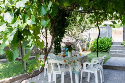 a table and chairs sitting under a tree at aMatalasviñas in Piedralaves