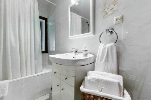 a white bathroom with a sink and a shower at aMatalasviñas in Piedralaves