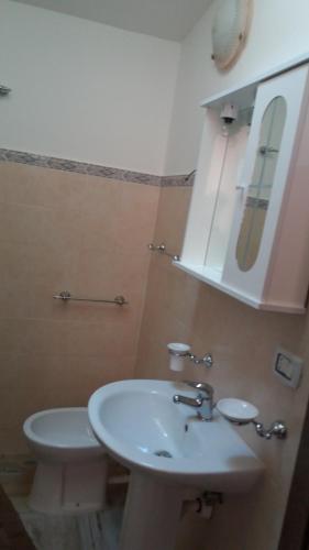 エーボリにあるLa casa del " BEATO"のバスルーム(白い洗面台、トイレ付)