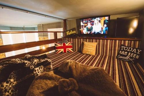 Μια τηλεόραση ή/και κέντρο ψυχαγωγίας στο Brooklyn lodge