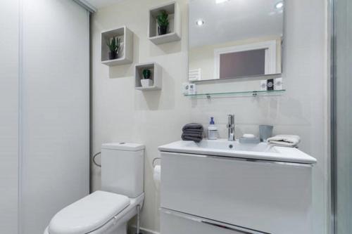 une salle de bain blanche avec des toilettes et un lavabo dans l'établissement ANGLE DROIT- LOFT CHARMANT ET ATYPIQUE, CLIMATISATION, Vieux-Nice, à Nice