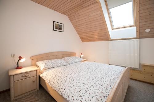 Postel nebo postele na pokoji v ubytování Apartments Markež