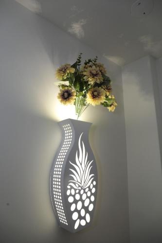 a black and white vase with flowers in it at 醇境民宿市區車庫停車場 in Hualien City