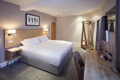 una camera d'albergo con letto, tavolo e comodino Sidx di Childwall Abbey, Liverpool by Marston's Inns a Liverpool